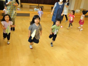 g年少　ホールで遊ぶ (12)